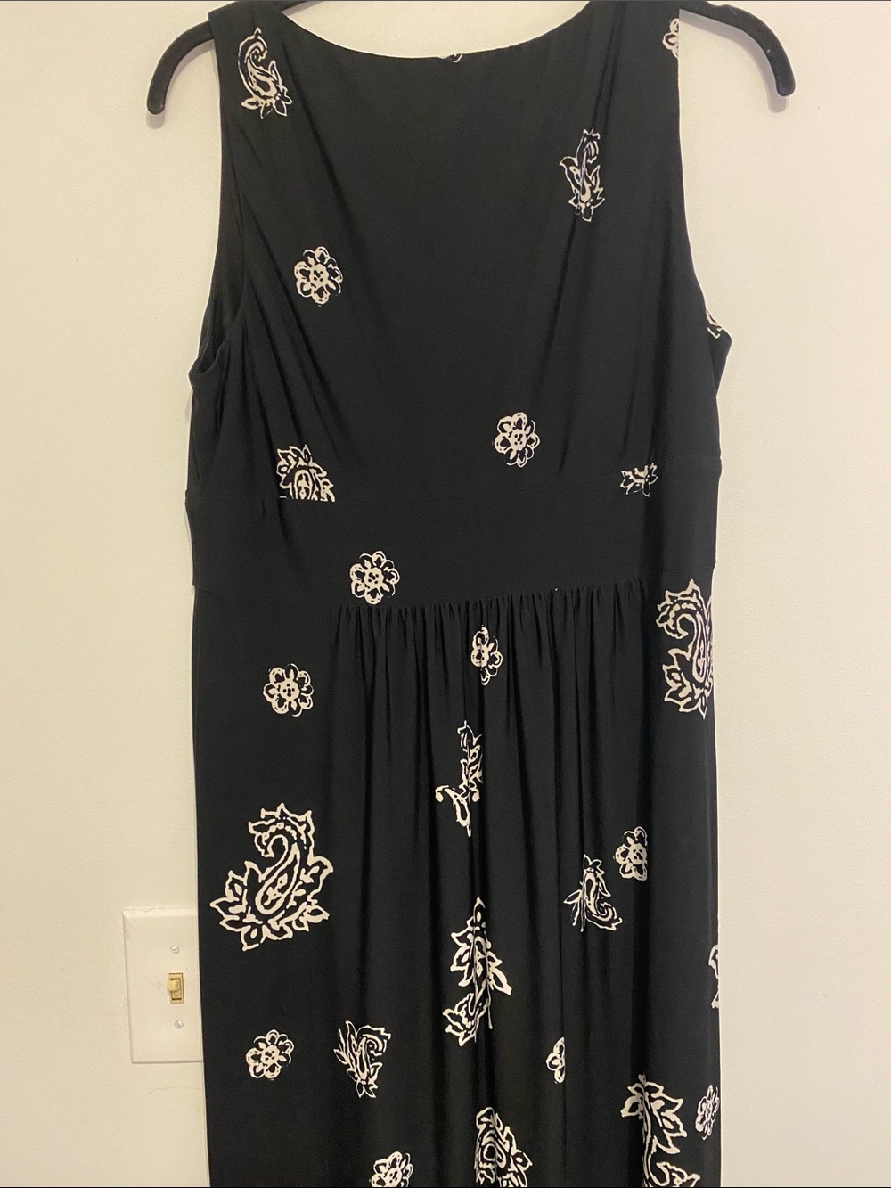 Chaps Black Maxi Dress with White Paisley Print, split on sides. Lightweight - Picture 5 of 9